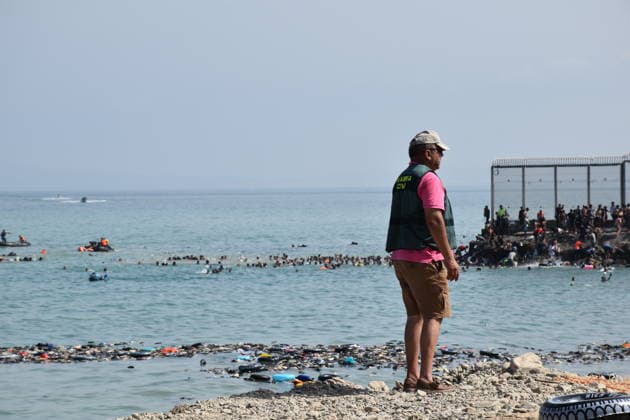 Hundreds of people are swimming across to Ceuta from Morocco, with a crowd waiting on the other side of the border. Dozens of people are swimming across the border on July 30, 2026, in Ceuta, Spain. Hundreds of people of Maghreb origin have crossed into Ceuta from Morocco throughout the morning, either by swimming or along the breakwater, and a crowd is waiting on the other side of the border to enter the autonomous city in the same way. Over the past week, more than 2,000 migrants have already done so. JULY 30, 2026 Europa Press 07 30 2026 Ceuta, Spain  Copyright: xEuropaxPressx 7695883