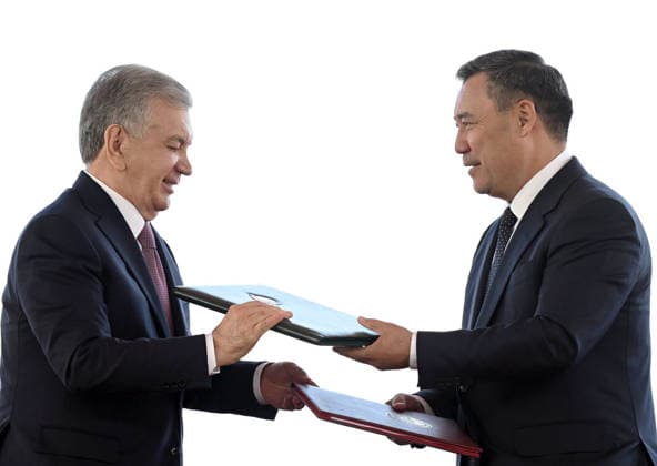 Kyrgyz President Japarov - Uzbek President Mirziyoyev meeting in Kyrgyzstan CHOLPON-ATA, KYRGYZSTAN - JULY 30: (----EDITORIAL USE ONLY - MANDATORY CREDIT - KYRGYZ PRESIDENCY HANDOUT - NO MARKETING NO ADVERTISING CAMPAIGNS - DISTRIBUTED AS A SERVICE TO CLIENTS----) Kyrgyz President Sadyr Japarov (R) and Uzbek President Shavkat Mirziyoyev (L) attend a signing ceremony, where they signed an agreement upgrading relations between Kyrgyzstan and Uzbekistan to the level of a strategic alliance in Cholpon-Ata on the shores of Lake Issyk-Kul, Kyrgyzstan, on July 30, 2026. Following an official welcoming ceremony at the Ruh Ordo Chingiz Aitmatov Cultural Center, the two leaders held bilateral and delegation-level talks. Kyrgyz Presidency Handou  Copyright: x2026xAnadoluxKyrgyzxPresidencyx xHandoutx