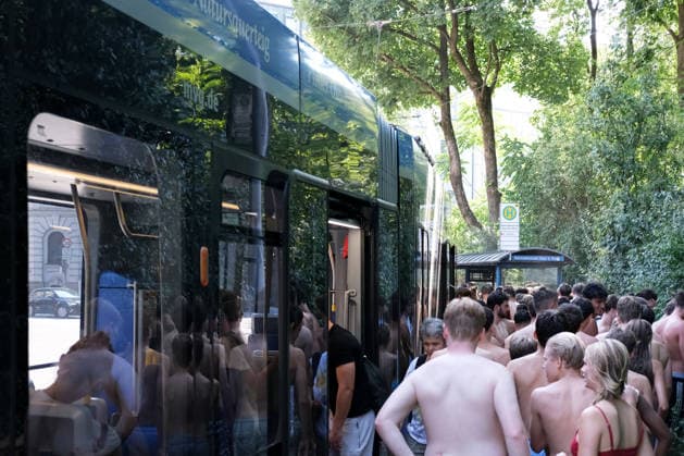Munich residents ride trams in swimwear after cooling off in Eisbach, a summer routine in the city MUNICH, GERMANY - JULY 30: People in swimwear crowd a tram at the Nationalmuseum Haus der Kunst stop near the Eisbach river as record hot weather affects the city, in Munich, Germany, on July 30, 2026. Munich records its hottest July 30 since 1947. Merve Goettl Anadolu Munich Germany. Editorial use only. Please get in touch for any other usage.  Copyright: x2026xAnadoluxMervexGoettlx