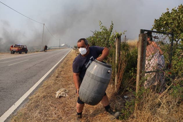 Wildfire rages in Vila-Real, Portugal VILA-REAL, PORTUGAL - JULY 30: Aerial and ground crews battle the wildfire that broke out in Vila-Real, Portugal on July 30, 2026. The fire that in Valpacos in Villarreal and spread to different parishes in northern Portugal. It s now in Ermidas and the situation is out of control, forcing many residents to evacuate. Felipe Carnotto Anadolu Vila-real Portugal. Editorial use only. Please get in touch for any other usage.  Copyright: x2026xAnadoluxFelipexCarnottox