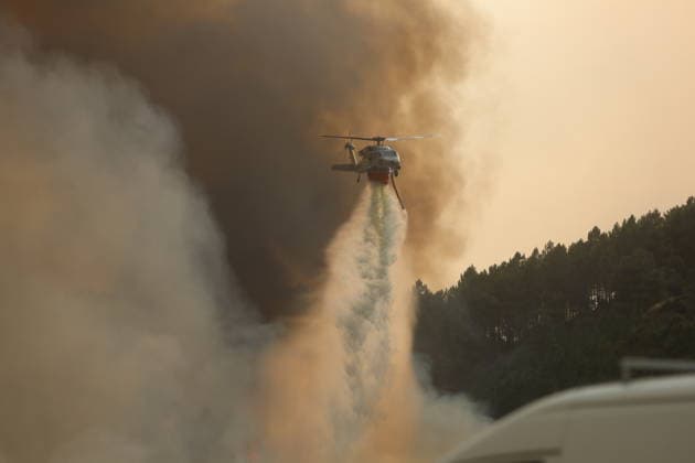 Wildfire rages in Vila-Real, Portugal VILA-REAL, PORTUGAL - JULY 30: Aerial and ground crews battle the wildfire that broke out in Vila-Real, Portugal on July 30, 2026. The fire that in Valpacos in Villarreal and spread to different parishes in northern Portugal. It s now in Ermidas and the situation is out of control, forcing many residents to evacuate. Felipe Carnotto Anadolu Vila-real Portugal. Editorial use only. Please get in touch for any other usage.  Copyright: x2026xAnadoluxFelipexCarnottox
