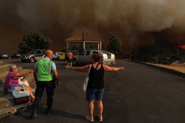 Wildfire rages in Vila-Real, Portugal VILA-REAL, PORTUGAL - JULY 30: Aerial and ground crews battle the wildfire that broke out in Vila-Real, Portugal on July 30, 2026. The fire that in Valpacos in Villarreal and spread to different parishes in northern Portugal. It s now in Ermidas and the situation is out of control, forcing many residents to evacuate. Felipe Carnotto Anadolu Vila-real Portugal. Editorial use only. Please get in touch for any other usage.  Copyright: x2026xAnadoluxFelipexCarnottox