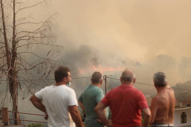 Wildfire rages in Vila-Real, Portugal VILA-REAL, PORTUGAL - JULY 30: Aerial and ground crews battle the wildfire that broke out in Vila-Real, Portugal on July 30, 2026. The fire that in Valpacos in Villarreal and spread to different parishes in northern Portugal. It s now in Ermidas and the situation is out of control, forcing many residents to evacuate. Felipe Carnotto Anadolu Vila-real Portugal. Editorial use only. Please get in touch for any other usage.  Copyright: x2026xAnadoluxFelipexCarnottox