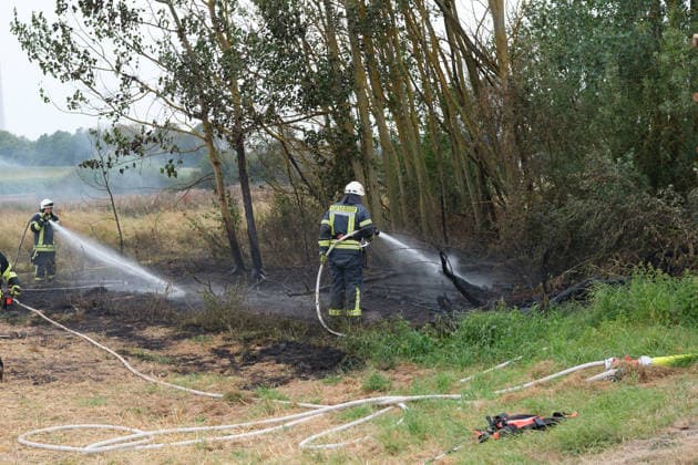Feld zwischen Wolfhagen und Ehringen brennt lichterloh Windkraftbaustelle mit Materiallager betroffen Rund 30 Feuerwehren aus zwei Landkreisen löschen bis in den Abend Starker Wind und knapp 40 Grad treiben die Flammen an Am 30.07.2026 brannte ein Feld zwischen Wolfhagen und Ehringen im Landkreis Waldeck-Frankenberg, auf dem sich die Baustelle einer Windkraftanlage befand. Die Flammen erfassten das Materiallager der Baustelle, rund 30 Feuerwehren aus zwei Landkreisen bekämpften den Flächen- und Waldbrand bis in den Abend. Betroffen war eine Fläche von 40.000 Quadratmetern; starker Wind und Temperaturen von rund 40 Grad begünstigten die Ausbreitung. Laut einem Polizeisprecher war möglicherweise ein technischer Defekt an ein