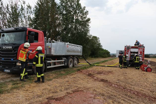 Feld zwischen Wolfhagen und Ehringen brennt lichterloh Windkraftbaustelle mit Materiallager betroffen Rund 30 Feuerwehren aus zwei Landkreisen löschen bis in den Abend Starker Wind und knapp 40 Grad treiben die Flammen an Am 30.07.2026 brannte ein Feld zwischen Wolfhagen und Ehringen im Landkreis Waldeck-Frankenberg, auf dem sich die Baustelle einer Windkraftanlage befand. Die Flammen erfassten das Materiallager der Baustelle, rund 30 Feuerwehren aus zwei Landkreisen bekämpften den Flächen- und Waldbrand bis in den Abend. Betroffen war eine Fläche von 40.000 Quadratmetern; starker Wind und Temperaturen von rund 40 Grad begünstigten die Ausbreitung. Laut einem Polizeisprecher war möglicherweise ein technischer Defekt an ein