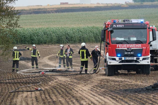 Feld zwischen Wolfhagen und Ehringen brennt lichterloh Windkraftbaustelle mit Materiallager betroffen Rund 30 Feuerwehren aus zwei Landkreisen löschen bis in den Abend Starker Wind und knapp 40 Grad treiben die Flammen an Am 30.07.2026 brannte ein Feld zwischen Wolfhagen und Ehringen im Landkreis Waldeck-Frankenberg, auf dem sich die Baustelle einer Windkraftanlage befand. Die Flammen erfassten das Materiallager der Baustelle, rund 30 Feuerwehren aus zwei Landkreisen bekämpften den Flächen- und Waldbrand bis in den Abend. Betroffen war eine Fläche von 40.000 Quadratmetern; starker Wind und Temperaturen von rund 40 Grad begünstigten die Ausbreitung. Laut einem Polizeisprecher war möglicherweise ein technischer Defekt an ein