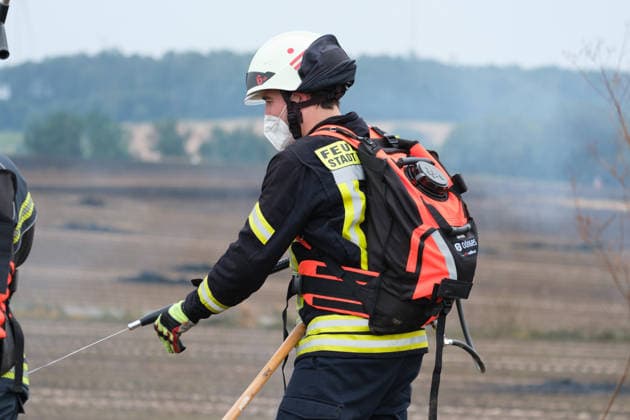Feld zwischen Wolfhagen und Ehringen brennt lichterloh Windkraftbaustelle mit Materiallager betroffen Rund 30 Feuerwehren aus zwei Landkreisen löschen bis in den Abend Starker Wind und knapp 40 Grad treiben die Flammen an Am 30.07.2026 brannte ein Feld zwischen Wolfhagen und Ehringen im Landkreis Waldeck-Frankenberg, auf dem sich die Baustelle einer Windkraftanlage befand. Die Flammen erfassten das Materiallager der Baustelle, rund 30 Feuerwehren aus zwei Landkreisen bekämpften den Flächen- und Waldbrand bis in den Abend. Betroffen war eine Fläche von 40.000 Quadratmetern; starker Wind und Temperaturen von rund 40 Grad begünstigten die Ausbreitung. Laut einem Polizeisprecher war möglicherweise ein technischer Defekt an ein
