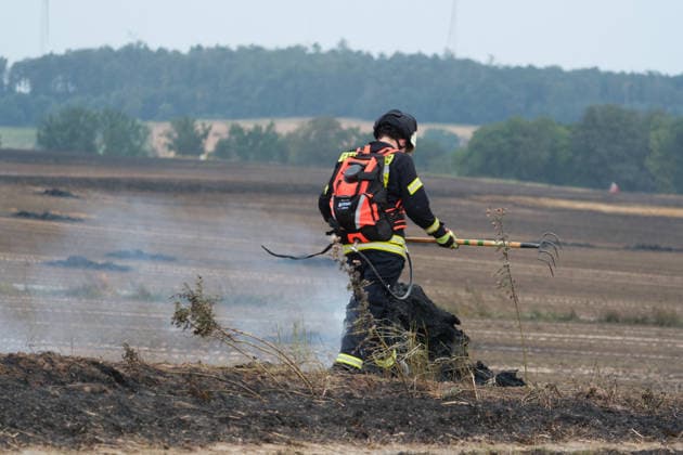 Feld zwischen Wolfhagen und Ehringen brennt lichterloh Windkraftbaustelle mit Materiallager betroffen Rund 30 Feuerwehren aus zwei Landkreisen löschen bis in den Abend Starker Wind und knapp 40 Grad treiben die Flammen an Am 30.07.2026 brannte ein Feld zwischen Wolfhagen und Ehringen im Landkreis Waldeck-Frankenberg, auf dem sich die Baustelle einer Windkraftanlage befand. Die Flammen erfassten das Materiallager der Baustelle, rund 30 Feuerwehren aus zwei Landkreisen bekämpften den Flächen- und Waldbrand bis in den Abend. Betroffen war eine Fläche von 40.000 Quadratmetern; starker Wind und Temperaturen von rund 40 Grad begünstigten die Ausbreitung. Laut einem Polizeisprecher war möglicherweise ein technischer Defekt an ein