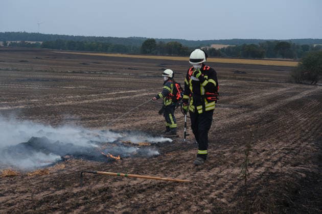 Feld zwischen Wolfhagen und Ehringen brennt lichterloh Windkraftbaustelle mit Materiallager betroffen Rund 30 Feuerwehren aus zwei Landkreisen löschen bis in den Abend Starker Wind und knapp 40 Grad treiben die Flammen an Am 30.07.2026 brannte ein Feld zwischen Wolfhagen und Ehringen im Landkreis Waldeck-Frankenberg, auf dem sich die Baustelle einer Windkraftanlage befand. Die Flammen erfassten das Materiallager der Baustelle, rund 30 Feuerwehren aus zwei Landkreisen bekämpften den Flächen- und Waldbrand bis in den Abend. Betroffen war eine Fläche von 40.000 Quadratmetern; starker Wind und Temperaturen von rund 40 Grad begünstigten die Ausbreitung. Laut einem Polizeisprecher war möglicherweise ein technischer Defekt an ein