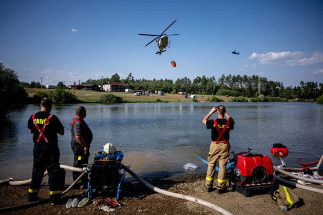 Forest fire breaks out in Czech Republic VETRKOVICE, CZECH REPUBLIC - JULY 30: A Bell 421 helicopter collects water for extinguishing fires in a bambi bag above the water surface in Vetrkovice (Moravian-Silesian Region), Czech Republic on July 30, 2026. The fire is being extinguished by 30 units of firefighters, which is approximately 150 firefighters, according to the press spokesperson of the fire department. Also two Black Hawk helicopters and a police Bell. The area affected by the fire is approximately 27 hectares. Lukas Kabon Anadolu Vetrkovice Czech Republic. Editorial use only. Please get in touch for any other usage.  Copyright: x2026xAnadoluxLukasxKabonx