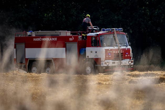 Forest fire breaks out in Czech Republic VETRKOVICE, CZECH REPUBLIC - JULY 30: Firefighters battle flames as vegetation and a nearby field burn during a forest fire in Vetrkovice (Moravian-Silesian Region), Czech Republic on July 30, 2026. The fire is being extinguished by 30 units of firefighters, which is approximately 150 firefighters, according to the press spokesperson of the fire department. Also two Black Hawk helicopters and a police Bell. The area affected by the fire is approximately 27 hectares. Lukas Kabon Anadolu Vetrkovice Czech Republic. Editorial use only. Please get in touch for any other usage.  Copyright: x2026xAnadoluxLukasxKabonx