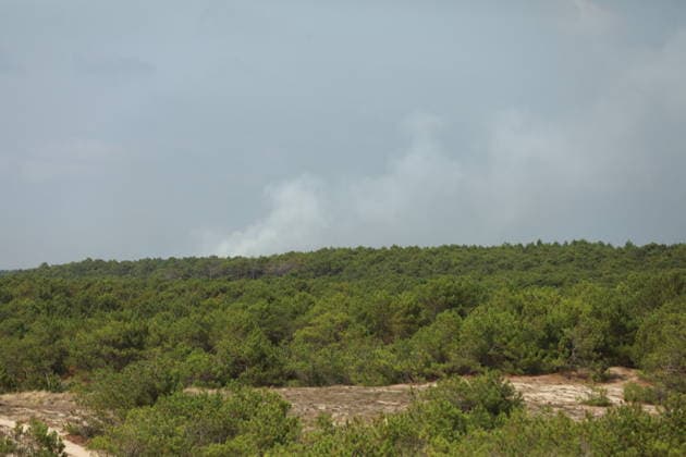 France continues wildfire battle as heat wave keeps Europe on alert BORDEAUX, FRANCE - JULY 30: Firefighters continue efforts to contain a wildfire near Bordeaux in southwestern France as France and Spain battle multiple blazes amid high temperatures and the risk of flare-ups, with active fires reported in Gironde, Var and Cote-d Or and 21 French departments under orange heatwave alerts on July 30, 2026. Four firefighters are injured while battling a fire in the Var department before it is brought under control overnight, including one who suffers a fracture and others affected by minor smoke inhalation, while operations remain difficult due to intense heat and expected southwesterly winds, although crews in Gironde express optimism after a  Copyright: x2026xAnadoluxMohamadxSalaheldinxAbdelghanixAlsayedx