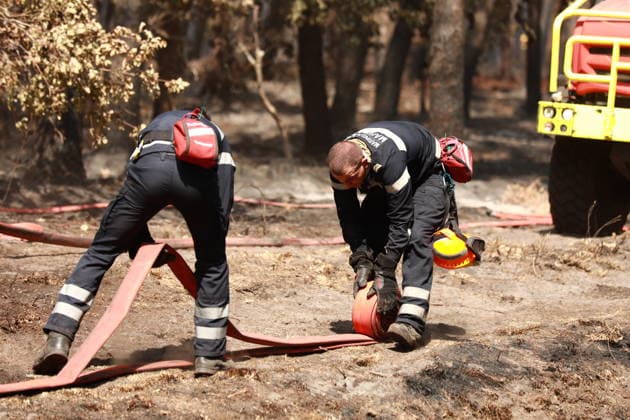 France continues wildfire battle as heat wave keeps Europe on alert BORDEAUX, FRANCE - JULY 30: Firefighters continue efforts to contain a wildfire near Bordeaux in southwestern France as France and Spain battle multiple blazes amid high temperatures and the risk of flare-ups, with active fires reported in Gironde, Var and Cote-d Or and 21 French departments under orange heatwave alerts on July 30, 2026. Four firefighters are injured while battling a fire in the Var department before it is brought under control overnight, including one who suffers a fracture and others affected by minor smoke inhalation, while operations remain difficult due to intense heat and expected southwesterly winds, although crews in Gironde express optimism after a  Copyright: x2026xAnadoluxMohamadxSalaheldinxAbdelghanixAlsayedx