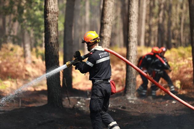 France continues wildfire battle as heat wave keeps Europe on alert BORDEAUX, FRANCE - JULY 30: Firefighters continue efforts to contain a wildfire near Bordeaux in southwestern France as France and Spain battle multiple blazes amid high temperatures and the risk of flare-ups, with active fires reported in Gironde, Var and Cote-d Or and 21 French departments under orange heatwave alerts on July 30, 2026. Four firefighters are injured while battling a fire in the Var department before it is brought under control overnight, including one who suffers a fracture and others affected by minor smoke inhalation, while operations remain difficult due to intense heat and expected southwesterly winds, although crews in Gironde express optimism after a  Copyright: x2026xAnadoluxMohamadxSalaheldinxAbdelghanixAlsayedx