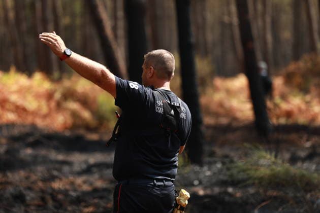 France continues wildfire battle as heat wave keeps Europe on alert BORDEAUX, FRANCE - JULY 30: Firefighters continue efforts to contain a wildfire near Bordeaux in southwestern France as France and Spain battle multiple blazes amid high temperatures and the risk of flare-ups, with active fires reported in Gironde, Var and Cote-d Or and 21 French departments under orange heatwave alerts on July 30, 2026. Four firefighters are injured while battling a fire in the Var department before it is brought under control overnight, including one who suffers a fracture and others affected by minor smoke inhalation, while operations remain difficult due to intense heat and expected southwesterly winds, although crews in Gironde express optimism after a  Copyright: x2026xAnadoluxMohamadxSalaheldinxAbdelghanixAlsayedx