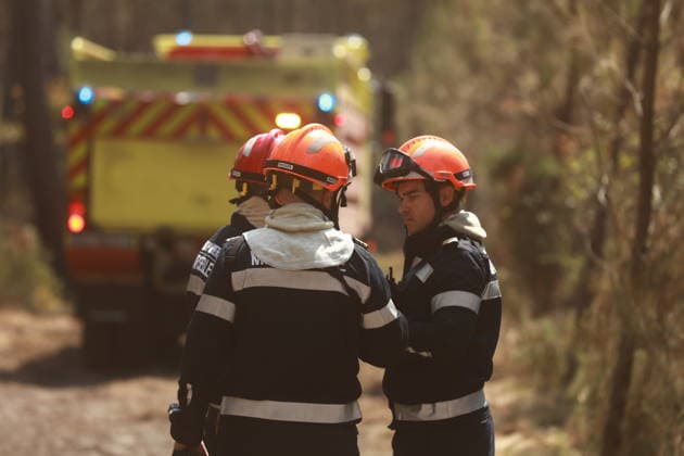 France continues wildfire battle as heat wave keeps Europe on alert BORDEAUX, FRANCE - JULY 30: Firefighters continue efforts to contain a wildfire near Bordeaux in southwestern France as France and Spain battle multiple blazes amid high temperatures and the risk of flare-ups, with active fires reported in Gironde, Var and Cote-d Or and 21 French departments under orange heatwave alerts on July 30, 2026. Four firefighters are injured while battling a fire in the Var department before it is brought under control overnight, including one who suffers a fracture and others affected by minor smoke inhalation, while operations remain difficult due to intense heat and expected southwesterly winds, although crews in Gironde express optimism after a  Copyright: x2026xAnadoluxMohamadxSalaheldinxAbdelghanixAlsayedx