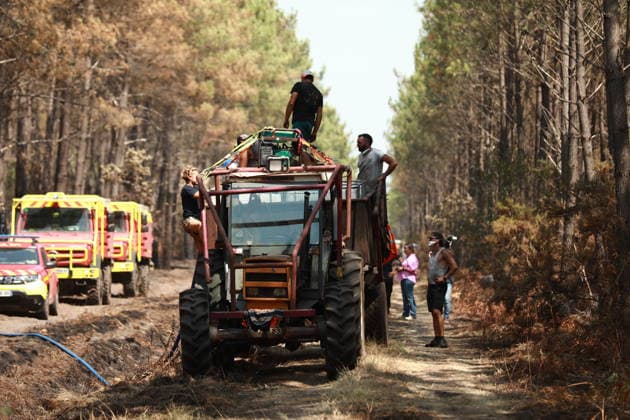 France continues wildfire battle as heat wave keeps Europe on alert BORDEAUX, FRANCE - JULY 30: Firefighters continue efforts to contain a wildfire near Bordeaux in southwestern France as France and Spain battle multiple blazes amid high temperatures and the risk of flare-ups, with active fires reported in Gironde, Var and Cote-d Or and 21 French departments under orange heatwave alerts on July 30, 2026. Four firefighters are injured while battling a fire in the Var department before it is brought under control overnight, including one who suffers a fracture and others affected by minor smoke inhalation, while operations remain difficult due to intense heat and expected southwesterly winds, although crews in Gironde express optimism after a  Copyright: x2026xAnadoluxMohamadxSalaheldinxAbdelghanixAlsayedx