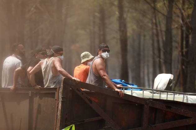 France continues wildfire battle as heat wave keeps Europe on alert BORDEAUX, FRANCE - JULY 30: Firefighters continue efforts to contain a wildfire near Bordeaux in southwestern France as France and Spain battle multiple blazes amid high temperatures and the risk of flare-ups, with active fires reported in Gironde, Var and Cote-d Or and 21 French departments under orange heatwave alerts on July 30, 2026. Four firefighters are injured while battling a fire in the Var department before it is brought under control overnight, including one who suffers a fracture and others affected by minor smoke inhalation, while operations remain difficult due to intense heat and expected southwesterly winds, although crews in Gironde express optimism after a  Copyright: x2026xAnadoluxMohamadxSalaheldinxAbdelghanixAlsayedx