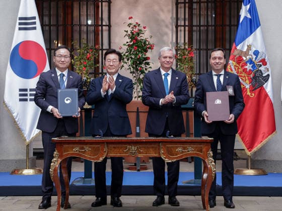 S. Korea-Chile MOU on cooperation between investigative agencies S. Korea-Chile MOU on cooperation between investigative agencies South Korean Ambassador to Chile Kim Hak-jae (L) and Eduardo Cerna Lozano (R), director general of the Investigation Police of Chile, pose for a photo during the signing ceremony at the presidential palace in Santiago on July 30, 2026, for a South Korea-Chile memorandum of understanding on cooperation between the two countries investigative agencies, with South Korean President Lee Jae Myung (2nd from L) and Chilean President Jose Antonio Kast in attendance. (Yonhap) 2026-07-31 06:00:13 < 1980-2026 YONHAPNEWS AGENCY. .> Ä¥·¹ Ä¥·¹ EDITORIAL USE ONLY  Copyright: xx PYH2026073102110031500 YonhapxNewsx yonphotos255113