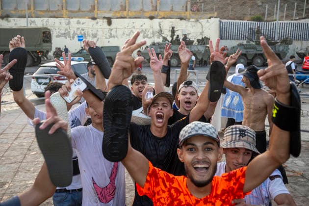 Hundreds of people swim across to Ceuta from Morocco. Several young people wave after arriving from Morocco on July 30, 2026, in Ceuta, Spain. Hundreds of people of Maghreb origin have crossed into Ceuta from Morocco throughout the day today, swimming and via the breakwater. Over the past week, more than 2,000 migrants have already done so. JULY 30, 2026 MIGRATION MIGRANTS Ceuta Ceuta, Spain  Copyright: xMarcosxMorenox 7696150