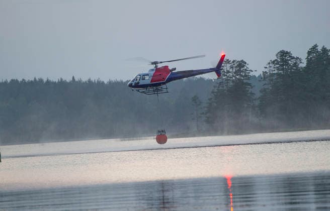 SKINNSKATTEBERG 20260730 Skogsbrand i Skinnskatteberg. Tva helikoptrar turas om att vattenbomba branden. Skinnskatteberg Sverige x10199x *** SKINNSKATTEBERG 20260730 Forest fire in Skinnskatteberg Two helicopters are taking turns dropping water on the fire Skinnskatteberg, Sweden x10199x  Copyright: xNiklasxHagman TTx SKOGSBRAND SKINNSKATTEBERG lD3ozrX3KN0