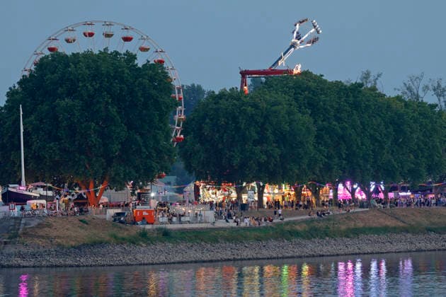 Sommer Impressionen 30.07.2026 Sommerwetter nach Regenschauer hier erster Tag des Fischerfest am Rhein mit Niedrigwasser bei Gernsheim - wird es ein Höhenfeuerwerk geben? Gernsheim Hessen Deutschland *** Summer Impressions July 30, 2026 Summer weather after a rain shower—here is the first day of the Fishermen s Festival on the Rhine, with low water levels near Gernsheim; there will be a fireworks display in the sky. Gernsheim, Hesse, Germany