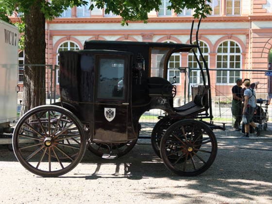 Im Bild: An der Base: Eine Kutsche mit dem Wappen des Russischen Zarenreiches. Kamera läuft in Görliwood: Dreharbeiten für historische Serie Dolly gestartet. Görlitz, 30. Juli 2026 Die historische Altstadt von Görlitz verwandelt sich seit Ende Juli wieder in eine lebendige Filmkulisse. Unter dem Arbeitstitel Dolly haben die Dreharbeiten für eine neue aufwendige historische Serie begonnen. Die Produktion wird von der Beta Berlin Produktions GmbH umgesetzt und erstreckt sich über die Monate Juli und August 2026. Aufwendige Kulissen am Fischmarkt. Für das im 19. Jahrhundert angesiedelte Serienprojekt wird das historische Stadtbild von Görlitz intensiv genutzt. Ein zentraler Drehort ist der Görlitzer Fischmarkt. Copyright: xMatthiasxWehnertx