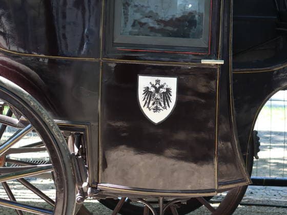 Im Bild: An der Base: Eine Kutsche mit dem Wappen des Russischen Zarenreiches. Kamera läuft in Görliwood: Dreharbeiten für historische Serie Dolly gestartet. Görlitz, 30. Juli 2026 Die historische Altstadt von Görlitz verwandelt sich seit Ende Juli wieder in eine lebendige Filmkulisse. Unter dem Arbeitstitel Dolly haben die Dreharbeiten für eine neue aufwendige historische Serie begonnen. Die Produktion wird von der Beta Berlin Produktions GmbH umgesetzt und erstreckt sich über die Monate Juli und August 2026. Aufwendige Kulissen am Fischmarkt. Für das im 19. Jahrhundert angesiedelte Serienprojekt wird das historische Stadtbild von Görlitz intensiv genutzt. Ein zentraler Drehort ist der Görlitzer Fischmarkt. Copyright: xMatthiasxWehnertx