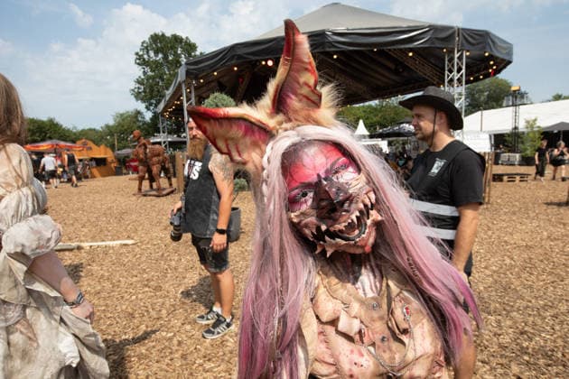 Das 35. Wacken Open Air Tag 2 mit Legenden des Metaks unter Sommerhitze Der zweite Tag Wacken unter Sommerhitze und die Legenden gaben sich die Hand auf der Bühne. Bis in die Nacht werden nun weitere Stars der Szene die 85.000 Fans weiter aufheitzen ein Schauer ab 22 Uhr wurde fast herbeigesehntt. Erst am Freitag soll sich die Lage mit milderen Temperaturen entspannen. Wacken Wacken open Air Schleswig Holstein Deutschland IVDJ8011 *** Day 2 of the 35th Wacken Open Air: Metal Legends in the Summer Heat The second day of Wacken took place in the summer heat, and the legends shared the stage. Well into the night, more stars of the scene will continue to fire up the 85,000 fans; a set starting at 10 p.m. was almost eagerly anticipated. The s