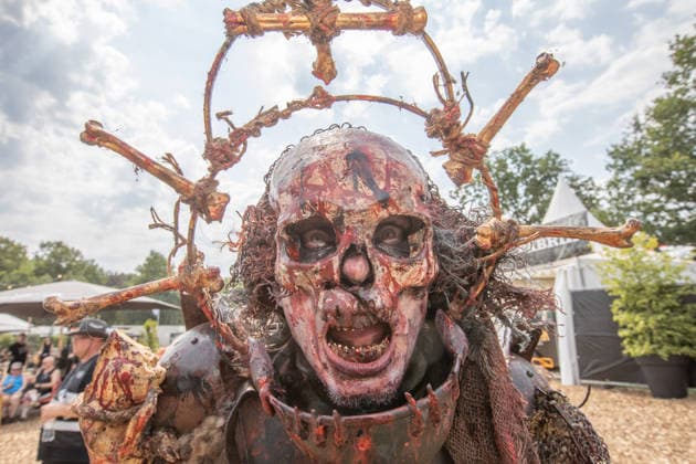 Das 35. Wacken Open Air Tag 2 mit Legenden des Metaks unter Sommerhitze Der zweite Tag Wacken unter Sommerhitze und die Legenden gaben sich die Hand auf der Bühne. Bis in die Nacht werden nun weitere Stars der Szene die 85.000 Fans weiter aufheitzen ein Schauer ab 22 Uhr wurde fast herbeigesehntt. Erst am Freitag soll sich die Lage mit milderen Temperaturen entspannen. Wacken Wacken open Air Schleswig Holstein Deutschland IVDJ8022 *** Day 2 of the 35th Wacken Open Air: Metal Legends in the Summer Heat The second day of Wacken took place in the summer heat, and the legends shared the stage. Well into the night, more stars of the scene will continue to fire up the 85,000 fans; a concert starting at 10 p.m. was eagerly eagerly anticipated.