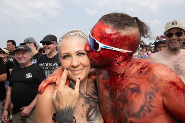 Das 35. Wacken Open Air Tag 2 mit Legenden des Metaks unter Sommerhitze Der zweite Tag Wacken unter Sommerhitze und die Legenden gaben sich die Hand auf der Bühne. Bis in die Nacht werden nun weitere Stars der Szene die 85.000 Fans weiter aufheitzen ein Schauer ab 22 Uhr wurde fast herbeigesehntt. Erst am Freitag soll sich die Lage mit milderen Temperaturen entspannen. Wacken Wacken open Air Schleswig Holstein Deutschland IVDJ8198 *** Day 2 of the 35th Wacken Open Air: Metal Legends in the Summer Heat The second day of Wacken took place in the summer heat, and the legends shared the stage. Well into the night, more stars of the scene will continue to fire up the 85,000 fans; a concert starting at 10 p.m. was eagerly eagerly anticipated.