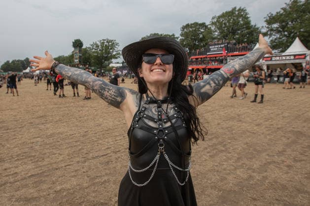 Das 35. Wacken Open Air Tag 2 mit Legenden des Metaks unter Sommerhitze Der zweite Tag Wacken unter Sommerhitze und die Legenden gaben sich die Hand auf der Bühne. Bis in die Nacht werden nun weitere Stars der Szene die 85.000 Fans weiter aufheitzen ein Schauer ab 22 Uhr wurde fast herbeigesehntt. Erst am Freitag soll sich die Lage mit milderen Temperaturen entspannen. Wacken Wacken open Air Schleswig Holstein Deutschland IVDJ8397 *** Day 2 of the 35th Wacken Open Air: Metal Legends in the Summer Heat The second day of Wacken took place in the summer heat, and the legends shared the stage. Well into the night, more stars of the scene will continue to fire up the 85,000 fans; a concert starting at 10 p.m. was almost eagerly anticipated. C
