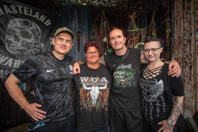 Das 35. Wacken Open Air Tag 2 mit Legenden des Metaks unter Sommerhitze Der zweite Tag Wacken unter Sommerhitze und die Legenden gaben sich die Hand auf der Bühne. Bis in die Nacht werden nun weitere Stars der Szene die 85.000 Fans weiter aufheitzen ein Schauer ab 22 Uhr wurde fast herbeigesehntt. Erst am Freitag soll sich die Lage mit milderen Temperaturen entspannen. Die Band Heaven Shall Burn traf sich mit 2 verdiente Pflegekräften aus einem Krankenhaus, wei Pfleg Heavy Metal ist. Wacken Wacken open Air Schleswig Holstein Deutschland IVDJ8428 *** Day 2 of the 35th Wacken Open Air: Metal Legends in the Summer Heat The second day of Wacken took place in the summer heat, and the legends shared the stage. Well into the night, more stars