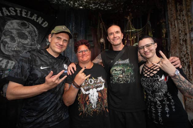 Das 35. Wacken Open Air Tag 2 mit Legenden des Metaks unter Sommerhitze Der zweite Tag Wacken unter Sommerhitze und die Legenden gaben sich die Hand auf der Bühne. Bis in die Nacht werden nun weitere Stars der Szene die 85.000 Fans weiter aufheitzen ein Schauer ab 22 Uhr wurde fast herbeigesehntt. Erst am Freitag soll sich die Lage mit milderen Temperaturen entspannen. Die Band Heaven Shall Burn traf sich mit 2 verdiente Pflegekräften aus einem Krankenhaus, wei Pfleg Heavy Metal ist. Wacken Wacken open Air Schleswig Holstein Deutschland IVDJ8437 *** Day 2 of the 35th Wacken Open Air: Metal Legends in the Summer Heat The second day of Wacken took place in the summer heat, and the legends shared the stage. Well into the night, more stars