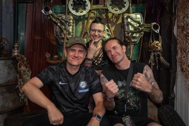 Das 35. Wacken Open Air Tag 2 mit Legenden des Metaks unter Sommerhitze Der zweite Tag Wacken unter Sommerhitze und die Legenden gaben sich die Hand auf der Bühne. Bis in die Nacht werden nun weitere Stars der Szene die 85.000 Fans weiter aufheitzen ein Schauer ab 22 Uhr wurde fast herbeigesehntt. Erst am Freitag soll sich die Lage mit milderen Temperaturen entspannen. Die Band Heaven Shall Burn traf sich mit 2 verdiente Pflegekräften aus einem Krankenhaus, wei Pfleg Heavy Metal ist. Wacken Wacken open Air Schleswig Holstein Deutschland IVDJ8446 *** Day 2 of the 35th Wacken Open Air: Metal Legends in the Summer Heat The second day of Wacken took place in the summer heat, and the legends shared the stage. Well into the night, more stars