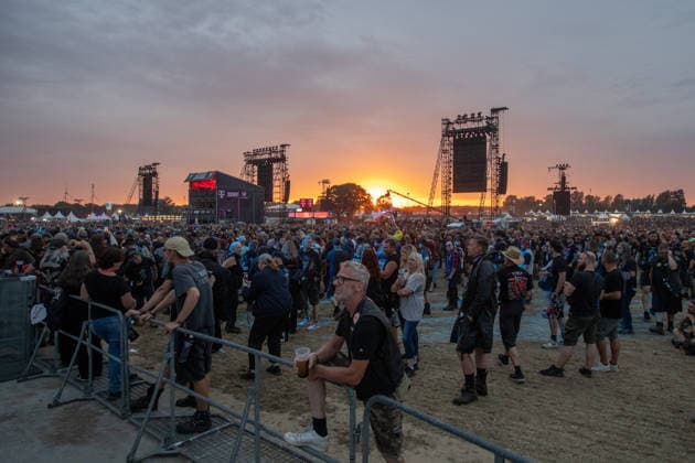 Das 35. Wacken Open Air Tag 2 mit Legenden des Metaks unter Sommerhitze Der zweite Tag Wacken unter Sommerhitze und die Legenden gaben sich die Hand auf der Bühne. Bis in die Nacht werden nun weitere Stars der Szene die 85.000 Fans weiter aufheitzen ein Schauer ab 22 Uhr wurde fast herbeigesehntt. Erst am Freitag soll sich die Lage mit milderen Temperaturen entspannen. Wacken Wacken open Air Schleswig Holstein Deutschland IVDJ8504 *** Day 2 of the 35th Wacken Open Air: Metal Legends in the Summer Heat The second day of Wacken took place in the summer heat, and the legends shared the stage. Well into the night, more stars of the scene will continue to fire up the 85,000 fans; a concert starting at 10 p.m. was almost eagerly anticipated. C