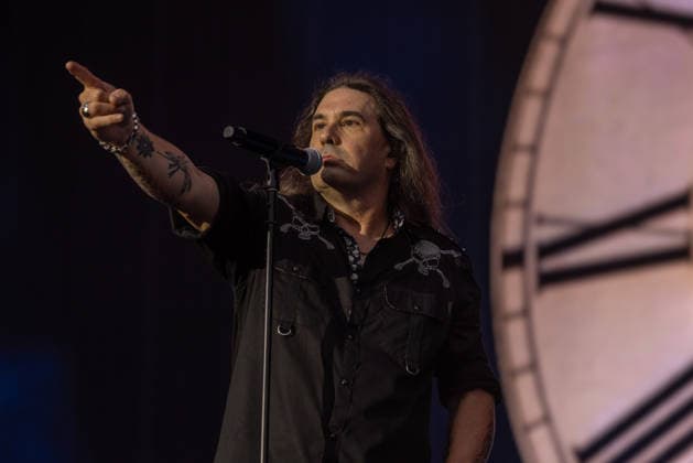 Das 35. Wacken Open Air Tag 2 mit Legenden unter Sommerhitze Der zweite Tag Wacken unter Sommerhitze und die Legenden gaben sich die Hand auf der Bühne. Einer der Headliner Savatage lieferten wie bestellt und waren der endlich der beginn des härteren Teils des Festivals in Wacken. Erst gene 22 Uhr brachte ein Schauer die ersehnte Kühlung. Wacken Wacken open Air Schleswig Holstein Deutschland _5DL0038 *** Day 2 of the 35th Wacken Open Air: Legends in the Summer Heat The second day at Wacken took place in the summer heat, and the legends took the stage one after another. One of the headliners, Savatage, delivered exactly as expected and finally kicked off the heavier part of the festival in Wacken. It wasn’t until 22 a.m. did a shower bri