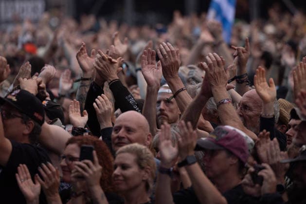 Das 35. Wacken Open Air Tag 2 mit Legenden unter Sommerhitze Der zweite Tag Wacken unter Sommerhitze und die Legenden gaben sich die Hand auf der Bühne. Einer der Headliner Savatage lieferten wie bestellt und waren der endlich der beginn des härteren Teils des Festivals in Wacken. Erst gene 22 Uhr brachte ein Schauer die ersehnte Kühlung. Wacken Wacken open Air Schleswig Holstein Deutschland _5DL0136 *** Day 2 of the 35th Wacken Open Air: Legends in the Summer Heat The second day at Wacken took place in the summer heat, and the legends took the stage one after another. One of the headliners, Savatage, delivered exactly as expected and finally kicked off the heavier part of the festival in Wacken. It wasn’t until 22 a.m. did a shower bri