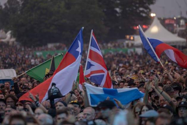 Das 35. Wacken Open Air Tag 2 mit Legenden des Metaks unter Sommerhitze Der zweite Tag Wacken unter Sommerhitze und die Legenden gaben sich die Hand auf der Bühne. Bis in die Nacht werden nun weitere Stars der Szene die 85.000 Fans weiter aufheitzen ein Schauer ab 22 Uhr wurde fast herbeigesehntt. Erst am Freitag soll sich die Lage mit milderen Temperaturen entspannen. Wacken Wacken open Air Schleswig Holstein Deutschland _5DL0148 *** Day 2 of the 35th Wacken Open Air: Metal Legends in the Summer Heat The second day of Wacken took place in the summer heat, and the legends shared the stage. Well into the night, more stars of the scene will continue to fire up the 85,000 fans; a set starting at 10 p.m. was eagerly eagerly anticipated. The