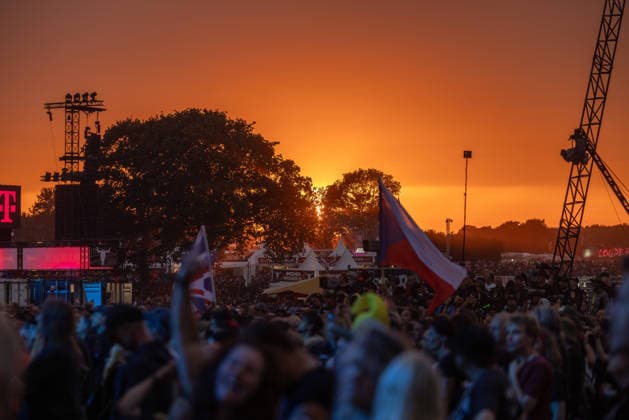 Das 35. Wacken Open Air Tag 2 mit Legenden des Metaks unter Sommerhitze Der zweite Tag Wacken unter Sommerhitze und die Legenden gaben sich die Hand auf der Bühne. Bis in die Nacht werden nun weitere Stars der Szene die 85.000 Fans weiter aufheitzen ein Schauer ab 22 Uhr wurde fast herbeigesehntt. Erst am Freitag soll sich die Lage mit milderen Temperaturen entspannen. Wacken Wacken open Air Schleswig Holstein Deutschland _5DL0190 *** Day 2 of the 35th Wacken Open Air: Metal Legends in the Summer Heat The second day of Wacken took place in the summer heat, and the legends shared the stage. Well into the night, more stars of the scene will continue to fire up the 85,000 fans; a concert starting at 10 p.m. was eagerly eagerly anticipated.