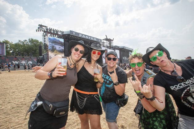 Das 35. Wacken Open Air Tag 2 mit Legenden des Metaks unter Sommerhitze Der zweite Tag Wacken unter Sommerhitze und die Legenden gaben sich die Hand auf der Bühne. Bis in die Nacht werden nun weitere Stars der Szene die 85.000 Fans weiter aufheitzen ein Schauer ab 22 Uhr wurde fast herbeigesehntt. Erst am Freitag soll sich die Lage mit milderen Temperaturen entspannen. Wacken Wacken open Air Schleswig Holstein Deutschland IVDJ8243 *** Day 2 of the 35th Wacken Open Air: Metal Legends in the Summer Heat The second day of Wacken took place in the summer heat, and the legends shared the stage. Well into the night, more stars of the scene will continue to fire up the 85,000 fans; a set starting at 10 p.m. was eagerly eagerly anticipated. Cond