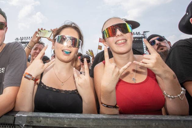 Das 35. Wacken Open Air Tag 2 mit Legenden des Metaks unter Sommerhitze Der zweite Tag Wacken unter Sommerhitze und die Legenden gaben sich die Hand auf der Bühne. Bis in die Nacht werden nun weitere Stars der Szene die 85.000 Fans weiter aufheitzen ein Schauer ab 22 Uhr wurde fast herbeigesehntt. Erst am Freitag soll sich die Lage mit milderen Temperaturen entspannen. Wacken Wacken open Air Schleswig Holstein Deutschland IVDJ8263 *** Day 2 of the 35th Wacken Open Air: Metal Legends in the Summer Heat The second day of Wacken took place in the summer heat, and the legends shared the stage. Well into the night, more stars of the scene will continue to fire up the 85,000 fans; a concert starting at 10 p.m. was almost eagerly anticipated. C