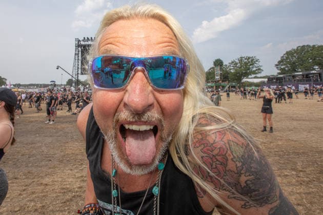 Das 35. Wacken Open Air Tag 2 mit Legenden des Metaks unter Sommerhitze Der zweite Tag Wacken unter Sommerhitze und die Legenden gaben sich die Hand auf der Bühne. Bis in die Nacht werden nun weitere Stars der Szene die 85.000 Fans weiter aufheitzen ein Schauer ab 22 Uhr wurde fast herbeigesehntt. Erst am Freitag soll sich die Lage mit milderen Temperaturen entspannen. Wacken Wacken open Air Schleswig Holstein Deutschland IVDJ8308 *** Day 2 of the 35th Wacken Open Air: Metal Legends in the Summer Heat The second day of Wacken took place in the summer heat, and the legends shared the stage. Well into the night, more stars of the scene will continue to fire up the 85,000 fans; a set starting at 10 p.m. was almost eagerly anticipated. Condi