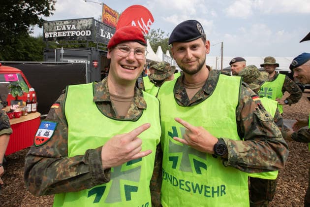 Das 35. Wacken Open Air Tag 2 mit Legenden des Metaks unter Sommerhitze Der zweite Tag Wacken unter Sommerhitze und die Legenden gaben sich die Hand auf der Bühne. Bis in die Nacht werden nun weitere Stars der Szene die 85.000 Fans weiter aufheitzen ein Schauer ab 22 Uhr wurde fast herbeigesehntt. Erst am Freitag soll sich die Lage mit milderen Temperaturen entspannen. Auch die Bundeswehr ist jedes Jahr als Unterstützer und Aussteller auf dem Gelände und wird von den Metalheadz freundlich aufgenommen. Wacken Wacken open Air Schleswig Holstein Deutschland IVDJ8326 *** Day 2 of the 35th Wacken Open Air: Metal Legends in the Summer Heat The second day of Wacken took place in the summer heat, and the legends shared the stage. Well into the