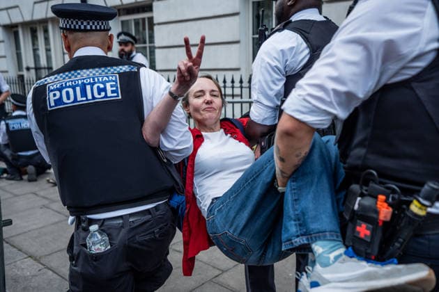 Palestine Action Arrests in London, UK - 30 Jul 2026 A supporter of Palestine Action is arrested by Police outside Westminster Magistrates Court. Hundreds of pro-Palestinian activists gathered outside Westminster Magistrates Court to defy Section 12 of the Terrorist Act by declaring support of proscribed group Palestine Action. They were protesting at a hearing for the prosecution of 1500 supporters previously arrested for holding up signs that have been deemed unlawful. London United Kingdom Copyright: xLabxMox xSOPAxImagesx LabMO_PALESTINE_ACTION_ARRESTS_SOPA_1.jpeg