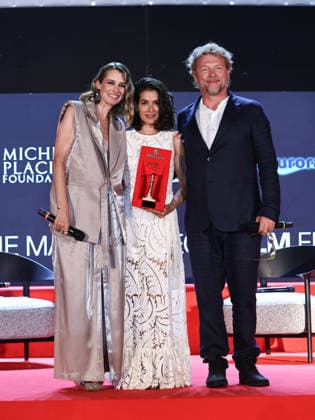 IPA87126006 - Soverato (CZ), Magna Graecia Film Festival - Day 6. Pictured: Carolina Di Domenico, Giulia Michelini with the Colonna d Oro, and Marco Maccarini  Copyright: xMarcoxProvvisionatox xMarcoxProvvisionatox 87126006