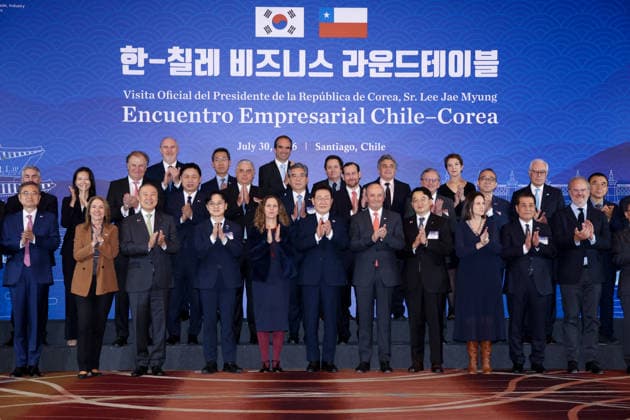 S. Korea-Chile business roundtable S. Korea-Chile business roundtable South Korean President Lee Jae Myung (C, 1st row), Rosario Navarro (5th from L, 1st row), head of the Confederation of Chilean Industry, and others pose for a group photo during a business roundtable meeting with South Korean and Chilean business leaders at a Santiago hotel on July 30, 2026. (Yonhap) 2026-07-31 09:30:59 < 1980-2026 YONHAPNEWS AGENCY. .> Ä¥·¹ Ä¥·¹ EDITORIAL USE ONLY  Copyright: xx PYH2026073104990031500 YonhapxNewsx yonphotos255117