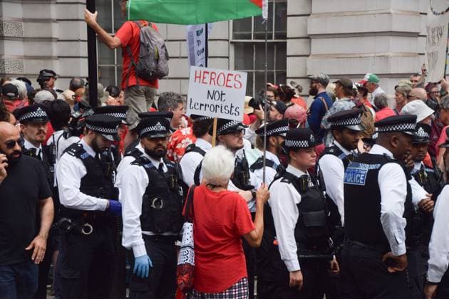 Defend Our Juries Protest in London, UK - 30 July 2026 A protester holds a Heroes not terrorists placard as police officers get ready to make arrests during the demonstration. Protesters gathered outside Westminster Magistrates Court during the so-called Graduation Day demonstration organised by Defend Our Juries against the ban on the activist group Palestine Action. London United Kingdom Copyright: xVukxValcicx xSOPAxImagesx Vuk-Valcic-1440477