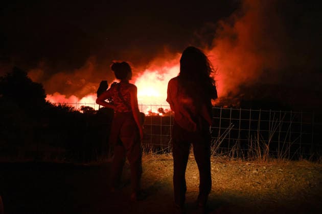 Firefighters battle wildfire near Preveli village on Greece s Crete Island RETHYMNO, GREECE - JULY 30: Firefighters battle a wildfire burning near the village of Preveli in the Rethymno region on the island of Crete, Greece, on July 30, 2026. Fire crews continue efforts to contain the blaze as it spreads through the area. Costas Baltas Anadolu Rethymno Greece. Editorial use only. Please get in touch for any other usage.  Copyright: x2026xAnadoluxCostasxBaltasx