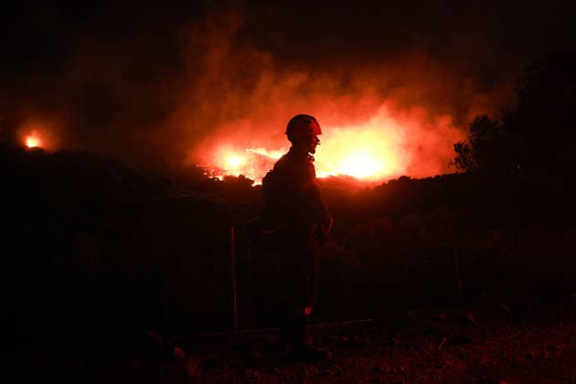 Firefighters battle wildfire near Preveli village on Greece s Crete Island RETHYMNO, GREECE - JULY 30: Firefighters battle a wildfire burning near the village of Preveli in the Rethymno region on the island of Crete, Greece, on July 30, 2026. Fire crews continue efforts to contain the blaze as it spreads through the area. Costas Baltas Anadolu Rethymno Greece. Editorial use only. Please get in touch for any other usage.  Copyright: x2026xAnadoluxCostasxBaltasx